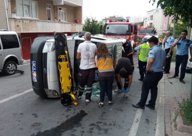 Ataşehir'de Polis Otosu Devrildi, 1 Polis Yaralandı
