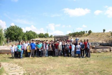 Beyşehir'deki Kampa Katılan Öğrenciler Tarihi Mekanları Gezdi