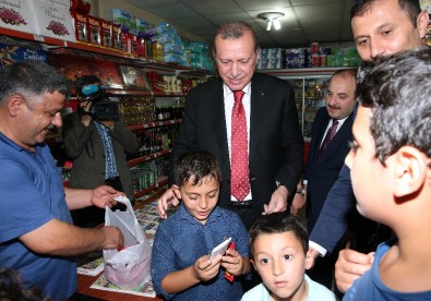 Cumhurbaşkanı Erdoğan Çocuklara Çikolata Dağıttı