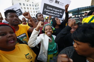 Güney Afrika Devlet Başkanı Zuma, Güvensizlik Oylamasından Geçti
