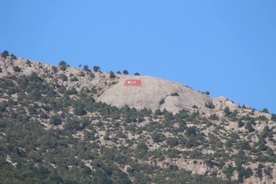 Hopka Dağı'na Dev Türk Bayrağı