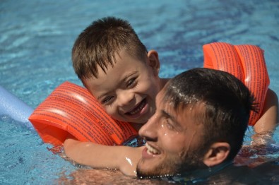 Engelli Öğrenciler Hem Yüzmeyi Öğreniyor Hem De Doyasıya Eğleniyor