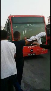 İzmir'de Vatandaşlar Geç Gelen Otobüse Saldırdı