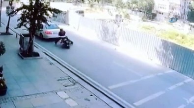 Bağdat Caddesi'nde Otomobile Çarpan Motosikletli Yola Savruldu