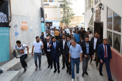Beşiktaş Belediye Başkanı Hazinedar, Bayram Namazını Hakkari'de Kıldı