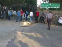 BAYRAM NAMAZI - Mezarlıkta tepki çeken görüntü