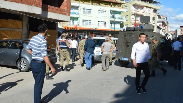 İki grup birbirine girdi! Meydan savaş alanına döndü