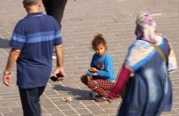 KÜÇÜK KIZ - Darbukacı Küçük Kız, Eminönü'nde İlgi Odağı Oldu