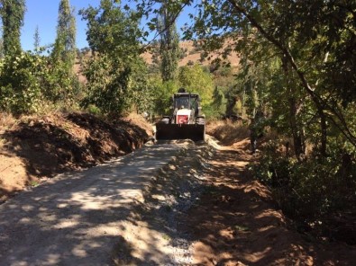 Alaşehir Kırsalındaki Bozuk Yollar Yapılıyor