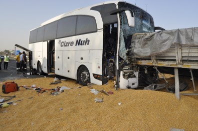 Yolcu otobüsü tıra saplandı: Çok sayıda ölü ve yaralılar var