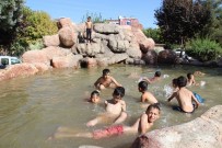 ARAM TIGRAN - Çocuklar Süs Havuzunda Serinliyor
