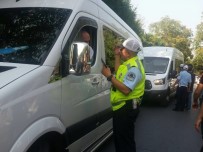 SERVİS ŞOFÖRÜ - Okul Çıkışı Servislere Yapılan Denetimi Öğrenciler Şaşkın Bakışlarla İzledi