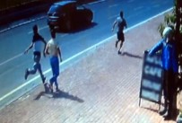 AYASOFYA - Turistin Çantasını Kapkaççılardan Geri Alan Genç Dayak Yedi