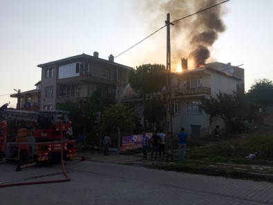 Silivri'de 2 Katlı Binanın Çatısı Alev Alev Yandı