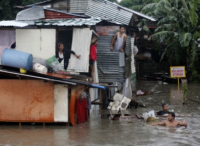 Filipinler'de Tropik Fırtına Açıklaması 2 Ölü