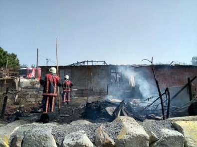 Sultanbeyli'de Çocukların Ateşle Oyunu 3 Evi Yaktı
