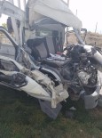 Tıra Çarpan Kamyonet Sürücüsü Ağır Yaralandı