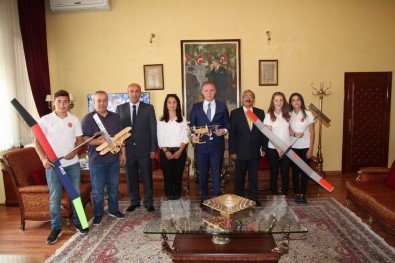 Vali Gül Model Uçakları İnceledi