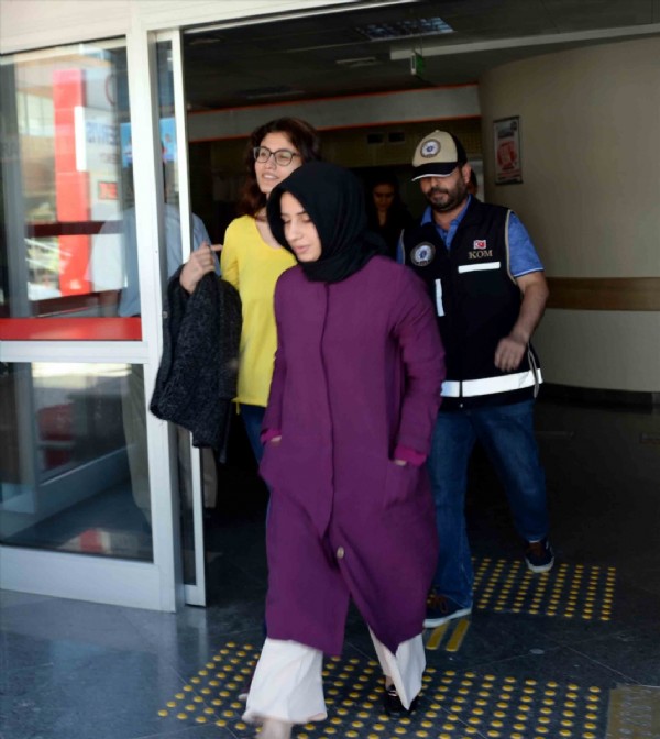 Gözaltında sırıtan FETÖ ablası