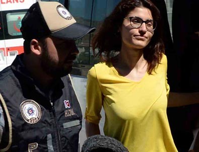 Gözaltında sırıtan FETÖ ablası