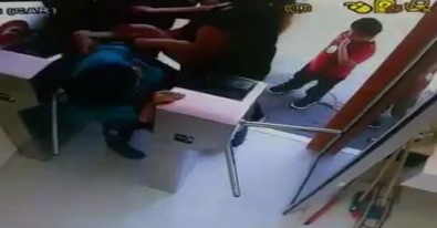 Kadın tuvalet görevlisini 1 Lira için tekme tokat dövdüler