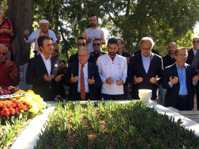 Metin Oktay, Kabri Başında Anıldı