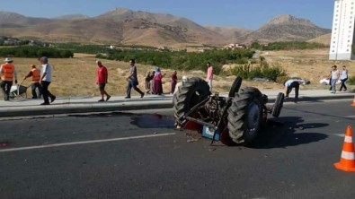Otomobil Traktöre Çarptı Açıklaması 2 Yaralı