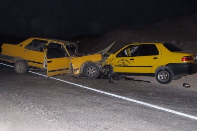 Sivas'ta İki Otomobil Çarpıştı Açıklaması 5 Yaralı