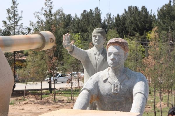 Cumhurbaşkanı Erdoğan uyarmıştı: İlk heykel kaldırıldı!