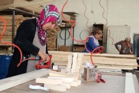 KADIN İŞÇİ - Ahşap Kapı Yapan Kadınlar Erkeklere Taş Çıkartıyor