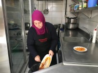 ORMANA - Kağıthane'de Yemek Artıkları Sokak Hayvanlarının Yemeği Oluyor