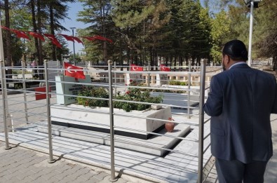 Rektör Akgül, Şehit Ömer Halisdemir'in Kabrini Ziyaret Etti