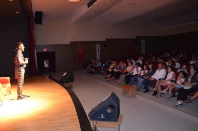 Tiyatrocu  Umut Oğuz Standup Gösterisiyle Didimlileri Güldürdü