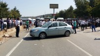 MUSTAFA ÇEK - Trafik Kazasından Sonra Karayolunu Trafiğe Kapattılar