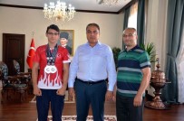 BİLEK GÜREŞİ - Vali Tekinarslan Şampiyonu Kabul Etti