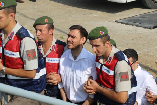 Darbeci alçaklar duruşmaya gülerek geldi