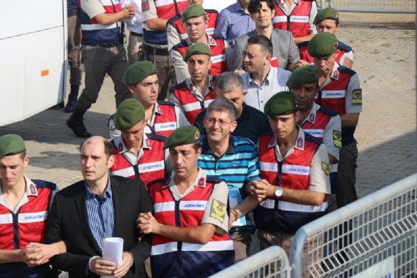 Darbeci alçaklar duruşmaya gülerek geldi