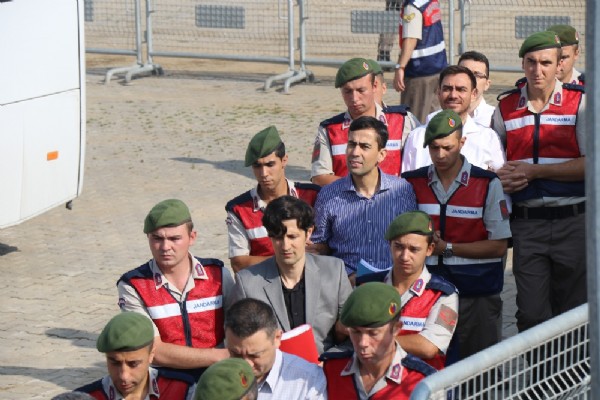 Darbeci alçaklar duruşmaya gülerek geldi