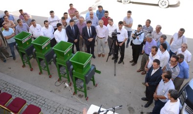 Büyükşehir'den Üzüm Üreticisine Üzüm Sıkma Makinesi