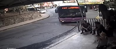 Kontrolden Çıkan Otobüs Kaldırımdaki Adamı Altına Aldı