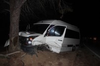 Manavgat'ta Otomobil Tur Minibüsüne Çarptı Açıklaması 1'İ Turist 3 Yaralı