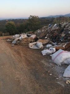 Akçakoca'da Yukarı Mahalle Halkı Yola Dökülen Çöplerden Şikayetçi