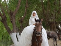 DÜĞÜN FOTOĞRAFI - Biniciliği Seven Gelin, Düğün Öncesinde Gelinlikle Ata Bindi