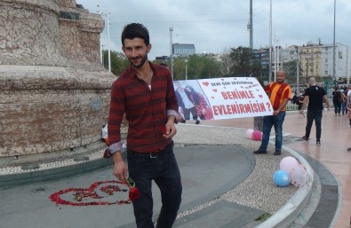 Taksim Meydanı'ndaki Evlilik  Teklifi Renkli Görüntüler Oluşturdu