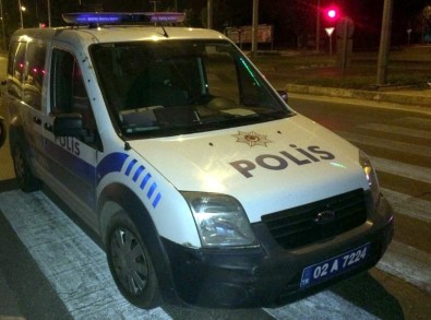 Alkollü Sürücü Polis Aracına Çarpıp Kaçtı