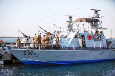 İsrail Donanması 2 Filistinli Balıkçıyı Gözaltına Aldı
