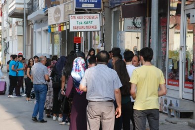 Tokat'ta Öğrencilerin 'Elektronik Kart' Kuyruğu