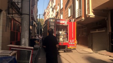 Bursa'da 6 Katlı Binanın Çatı Katında Yangın Çıktı