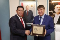 SAHAFLAR ÇARŞıSı - Esnaftan Türel'e Teşekkür Plaketi