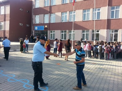 Lapseki'de Polisler Okullarda Güvenlik Ve Asayiş Bilgilendirmesi Yaptı